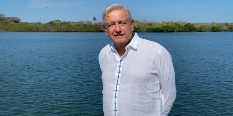 AMLO conmemora Día de las y los Maestros durante gira de trabajo en San Blas, Nayarit