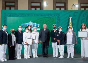 AMLO reconoce labor de enfermeras y enfermeros