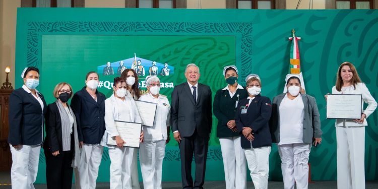 AMLO reconoce labor de enfermeras y enfermeros