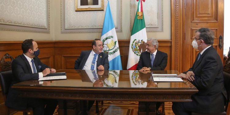 Firman carta de intención para implementar Jóvenes Construyendo el Futuro y Sembrando Vida en Guatemala