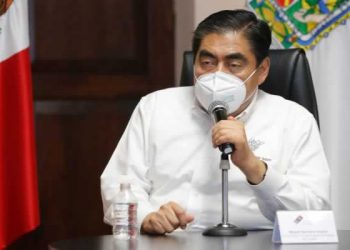 Miguel Barbosa firmó la Ley de Educación en Puebla