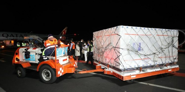 Recibe México más de 700 mil dosis de vacunas envasadas de AstraZeneca contra COVID-19