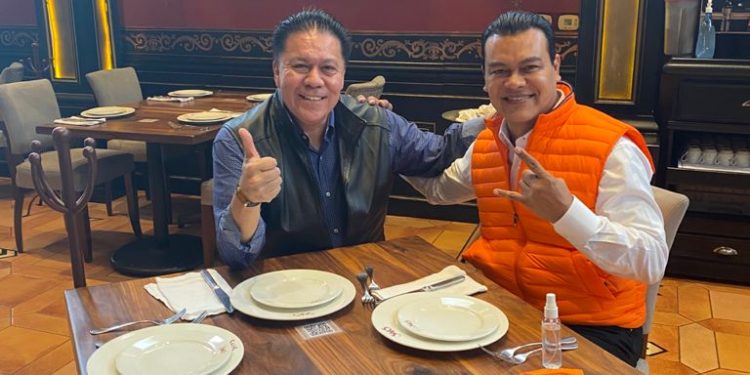 Emilio Ulloa deja las diferencias políticas a un lado y vela por el bienestar de las familiar en Nezahualcóyotl, se reúne con Juan Zepeda