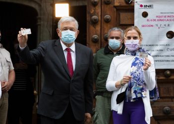 AMLO emite voto para proceso electoral de 2021