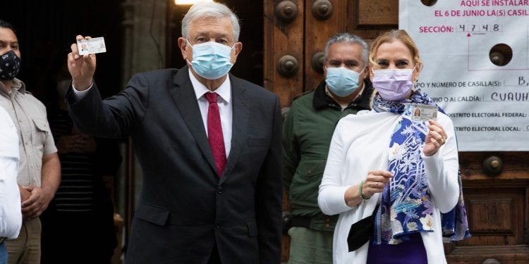 AMLO emite voto para proceso electoral de 2021