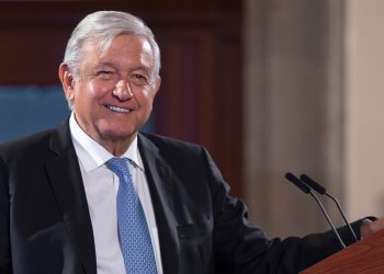 AMLO hace compromiso de rehabilitar L12 en un año y hacer justicia