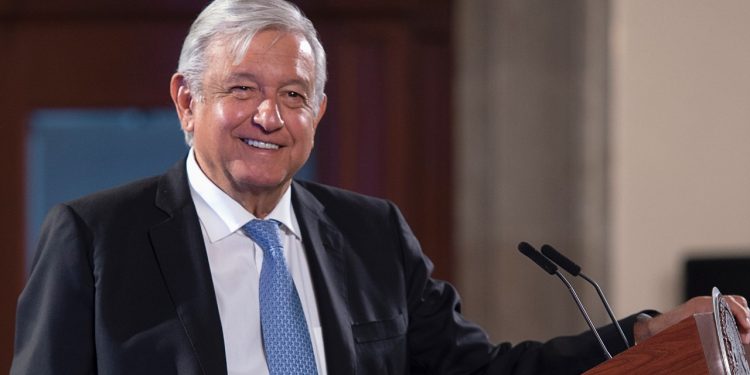 AMLO hace compromiso de rehabilitar L12 en un año y hacer justicia