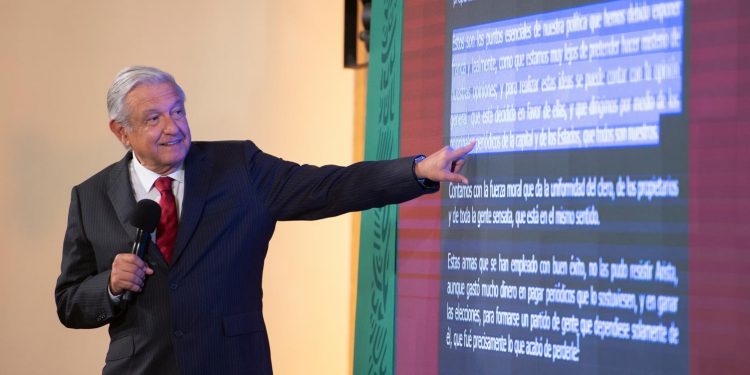 AMLO llama a ejercer periodismo con ética