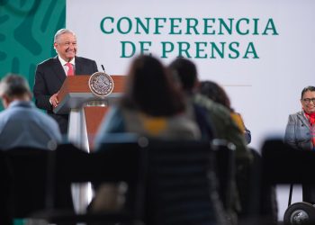 AMLO reafirma compromiso de garantizar abasto de medicamentos oncológicos y derecho del pueblo a la salud