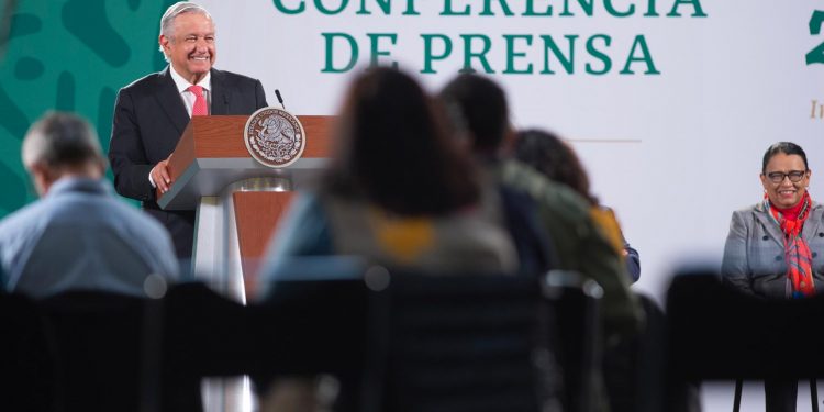 AMLO reafirma compromiso de garantizar abasto de medicamentos oncológicos y derecho del pueblo a la salud