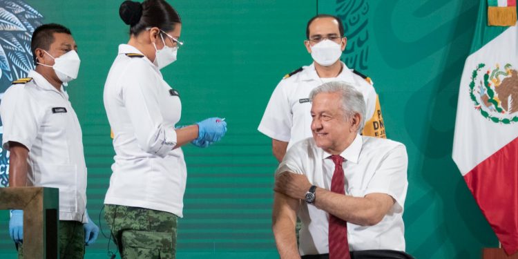 AMLO recibe segunda dosis de vacuna contra COVID-19
