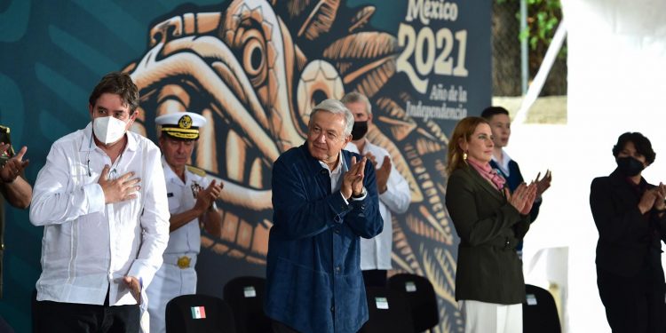 AMLO rinde homenaje a Ramón López Velarde a 100 años de su fallecimiento
