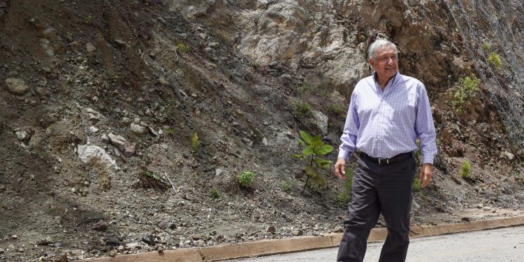 AMLO supervisa avance del 55 por ciento en construcción de autopista Mitla-Tehuantepec II