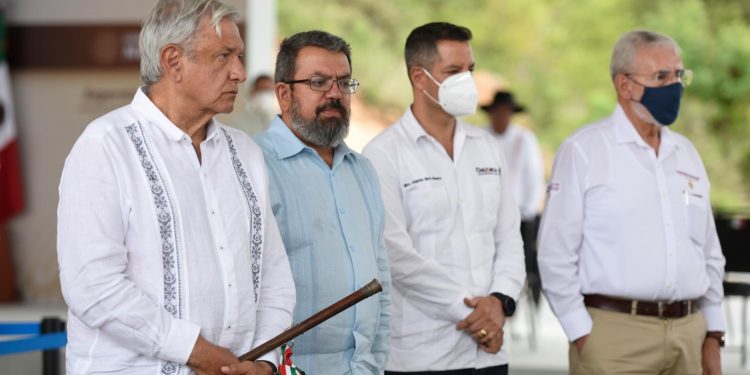AMLO supervisa construcción de autopista Barranca Larga-Ventanilla en Oaxaca