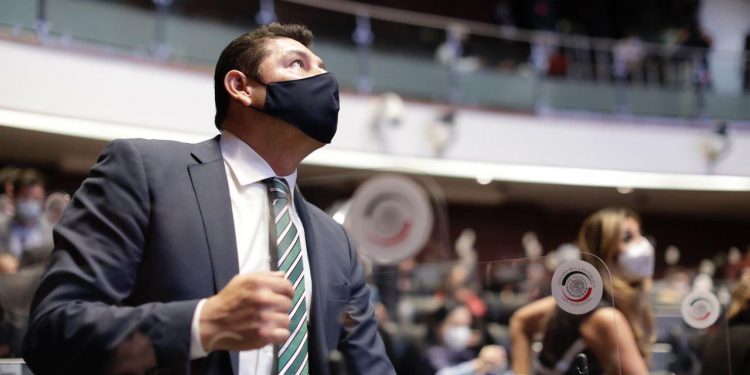 Esfuerzo y remesas de migrantes, ejemplo para burocracia financiera de México: Alejandro Armenta