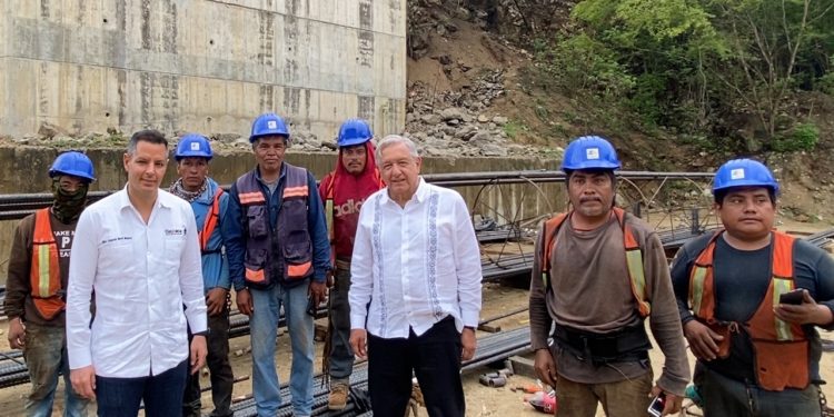 Gobierno de México reconoce a trabajadores de la construcción en supervisión de obra de autopista Puerto Escondido-Oaxaca