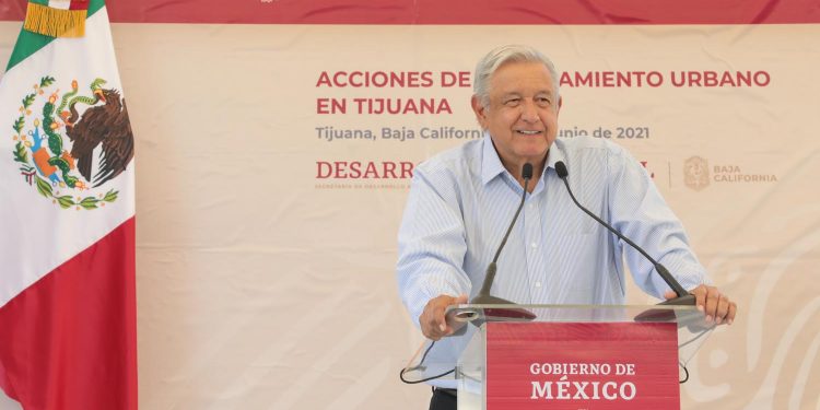 Gobierno de México se compromete a liquidar adeudos de salarios a maestros en Baja California