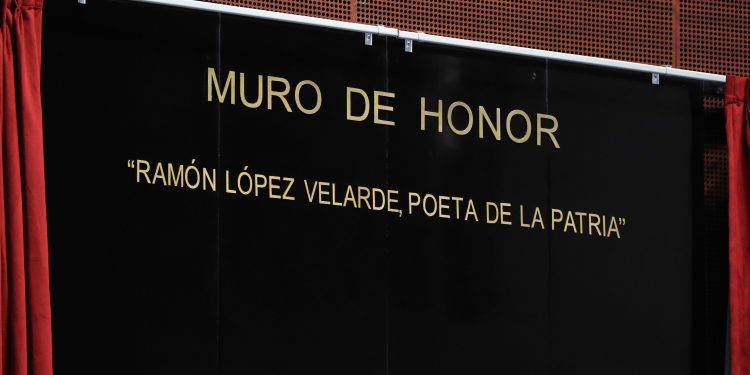 Inscriben con letras doradas, en el Senado, nombre de “Ramón López Velarde, poeta de la Patria”