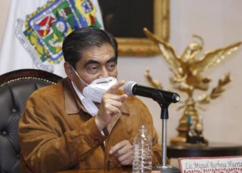 Llama Miguel Barbosa  a personal por la salud actuar con sensatez y no descuidar su labor