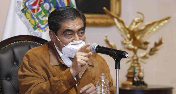 Llama Miguel Barbosa  a personal por la salud actuar con sensatez y no descuidar su labor