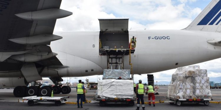 Recibe México noveno embarque de vacunas envasadas Sputnik V