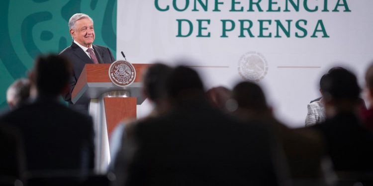 AMLO llama a vacunarse contra COVID-19 para salvar vidas