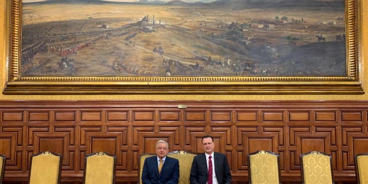 AMLO recibe a gobernador electo de Querétaro en Palacio Nacional