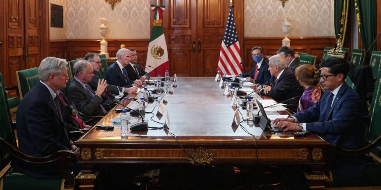 AMLO se reúne con legisladores estadounidenses en Palacio Nacional