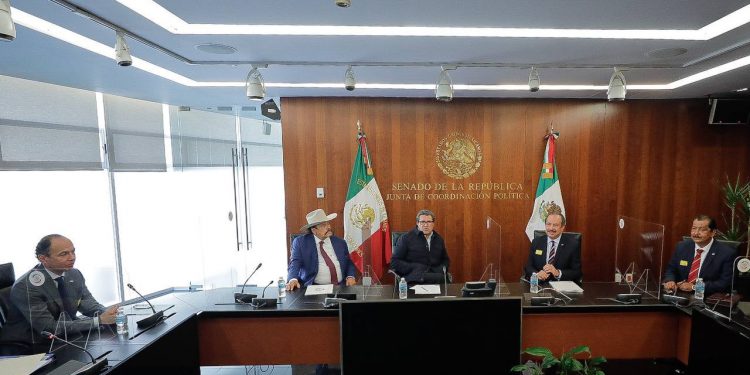 Dialoga Ricardo Monreal con integrantes de la industria de la construcción