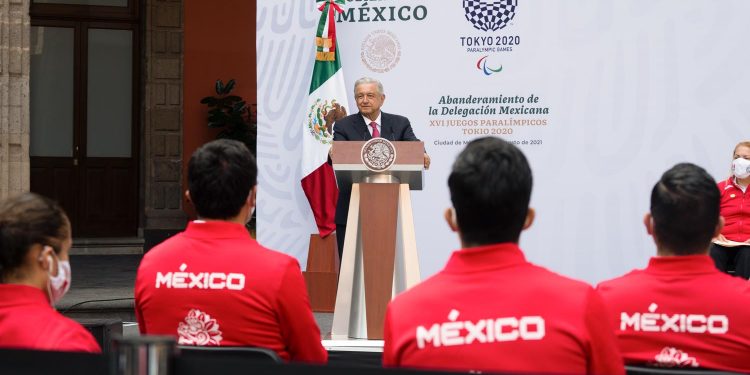 AMLO abandera a delegación mexicana participante en los XVI Juegos Paralímpicos de Tokio 2020