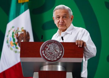 AMLO  celebra asistencia a consulta ciudadana; es el inicio de la democracia participativa
