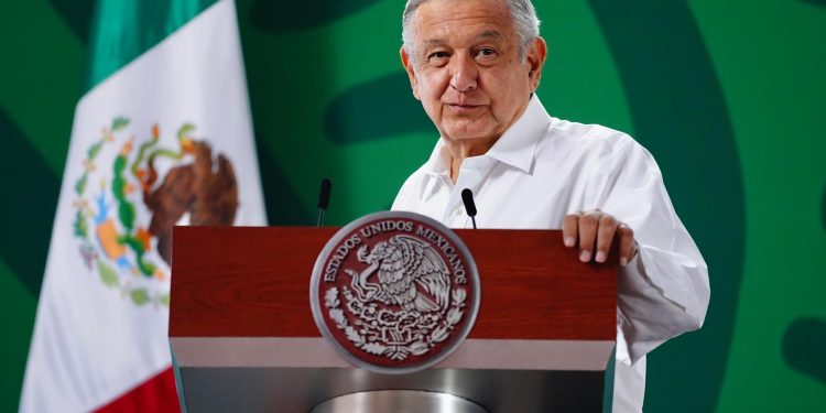 AMLO  celebra asistencia a consulta ciudadana; es el inicio de la democracia participativa