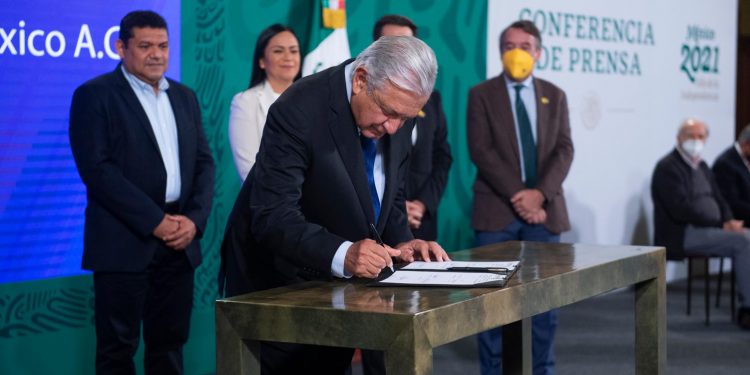 AMLO firma convenio con Fundación Teletón para fortalecer atención a niñas, niños y jóvenes con discapacidad