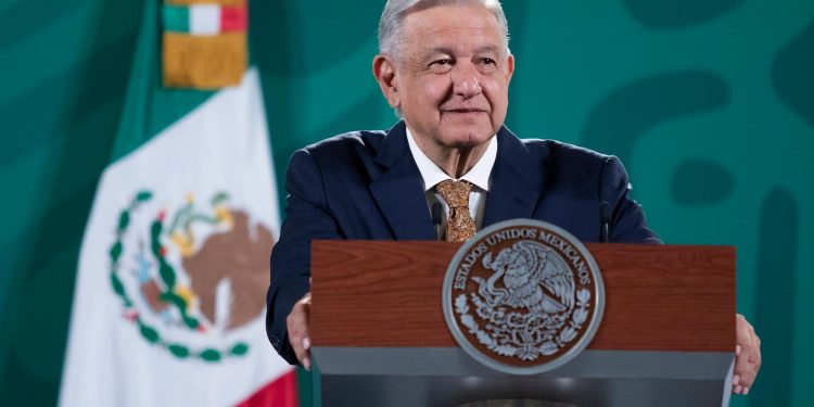 AMLO planteará al Banco de México usar recursos del FMI para pago de deuda externa