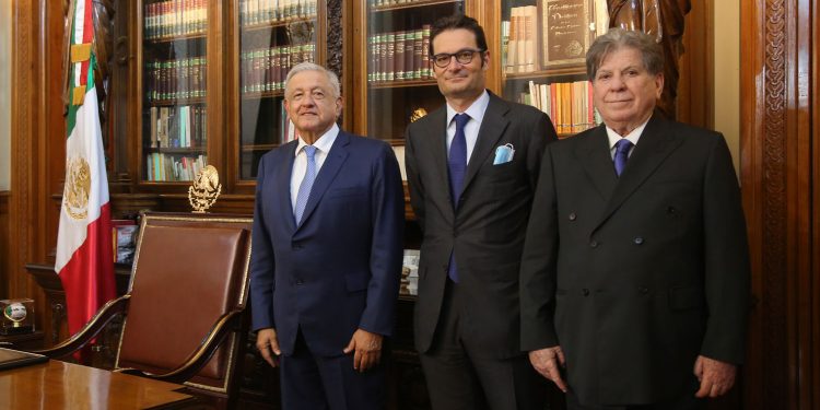 AMLO recibe a representantes de Multimedios y El País en Palacio Nacional