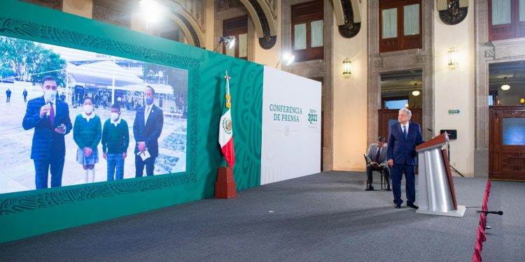 AMLO reconoce esfuerzo conjunto de comunidad para un regreso seguro y voluntario a clases presenciales