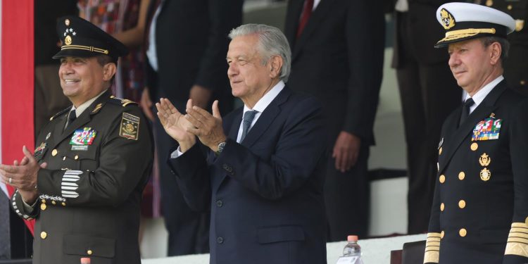 AMLO toma protesta al primer comandante del Ejército Mexicano