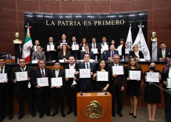 Entregan en el Senado diplomas a graduados de posgrados en administración pública