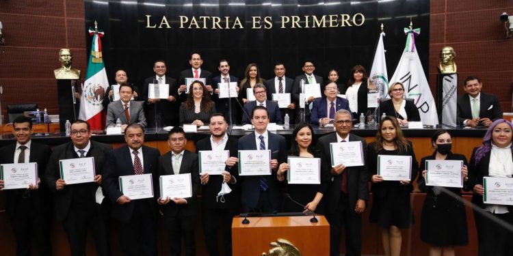 Entregan en el Senado diplomas a graduados de posgrados en administración pública