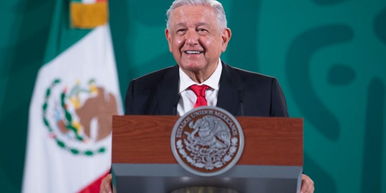 AMLO reafirma compromiso de no reelección