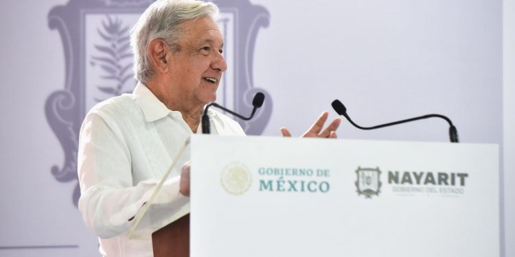 AMLO reafirma compromisos con habitantes de Nayarit