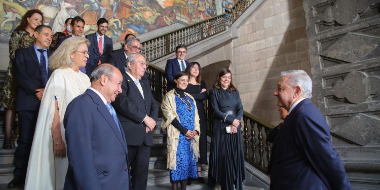AMLO recibe en Palacio Nacional a representantes de la Misión Exterior