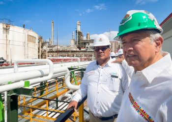 AMLO recorre refinerías de Minatitlán y Dos Bocas