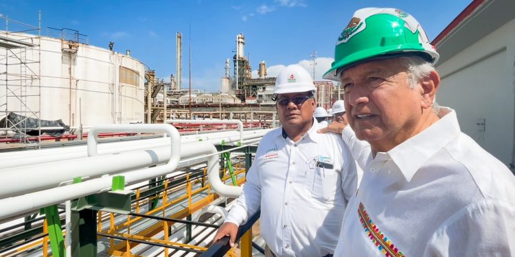 AMLO recorre refinerías de Minatitlán y Dos Bocas