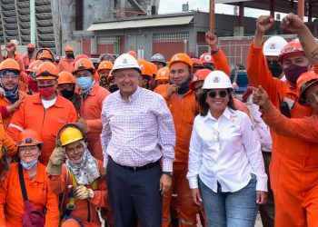 AMLO supervisa modernización y construcción de refinerías de Pemex