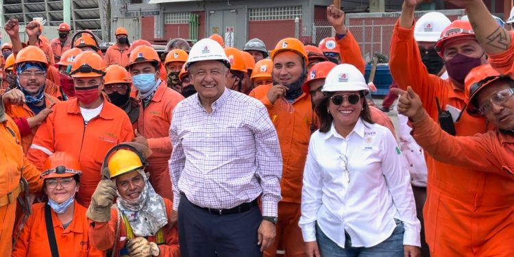 AMLO supervisa modernización y construcción de refinerías de Pemex