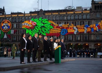 Izan bandera en honor a las víctimas de los sismos de 1985 y 2017