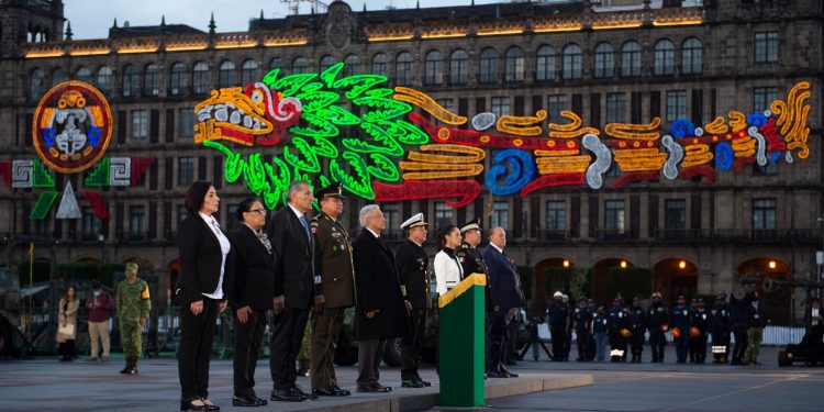 Izan bandera en honor a las víctimas de los sismos de 1985 y 2017