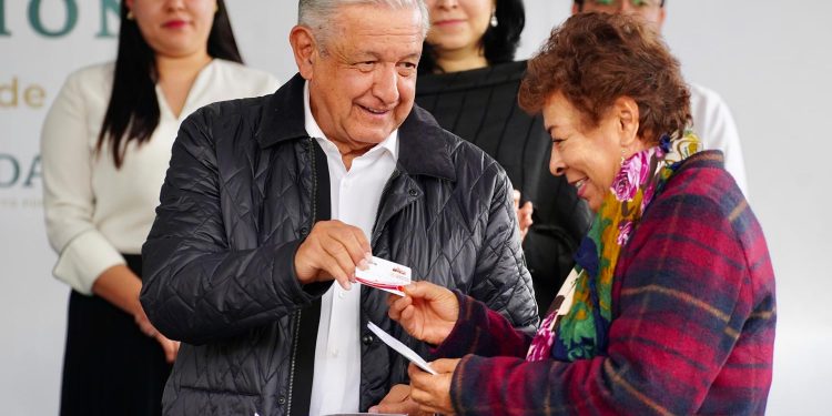 Programas para el Bienestar benefician a habitantes de Gustavo A. Madero