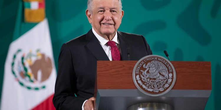 AMLO agradece a personal de salud su contribución durante pandemia